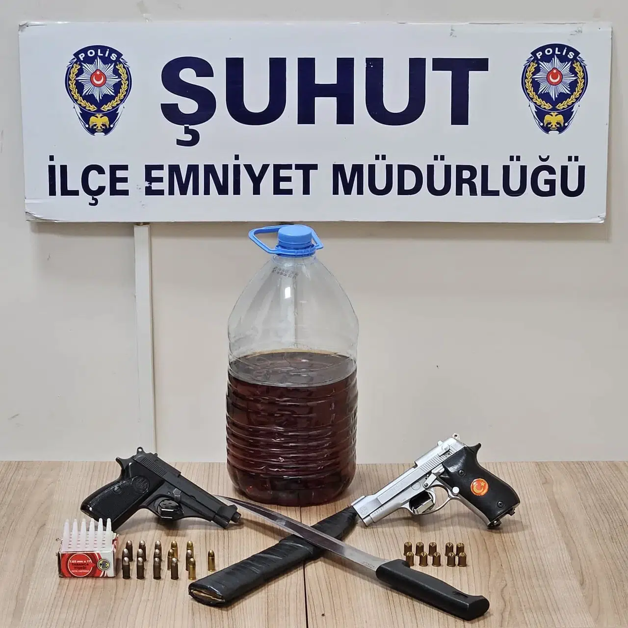 Polisten şok operasyon: Ruhsatsız tabancalar ele geçirildi