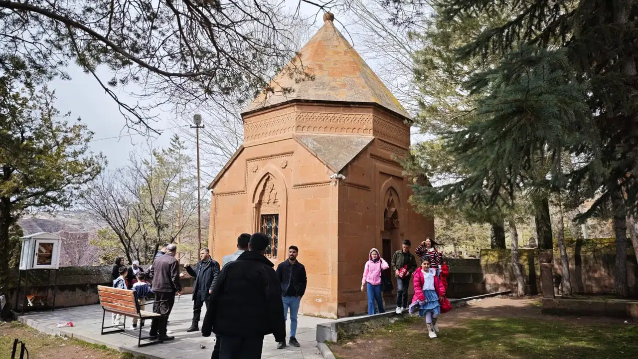 Bitlis'te Manevi Durak: Abdurrahman Gazi Türbesi'nde Bayram Yoğunluğu