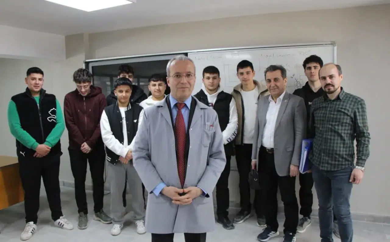 Sivaslı Eski Polisten Örnek Kariyer Değişimi: 18 Yıl Sonra Öğretmenlik Hayaline Kavuştu