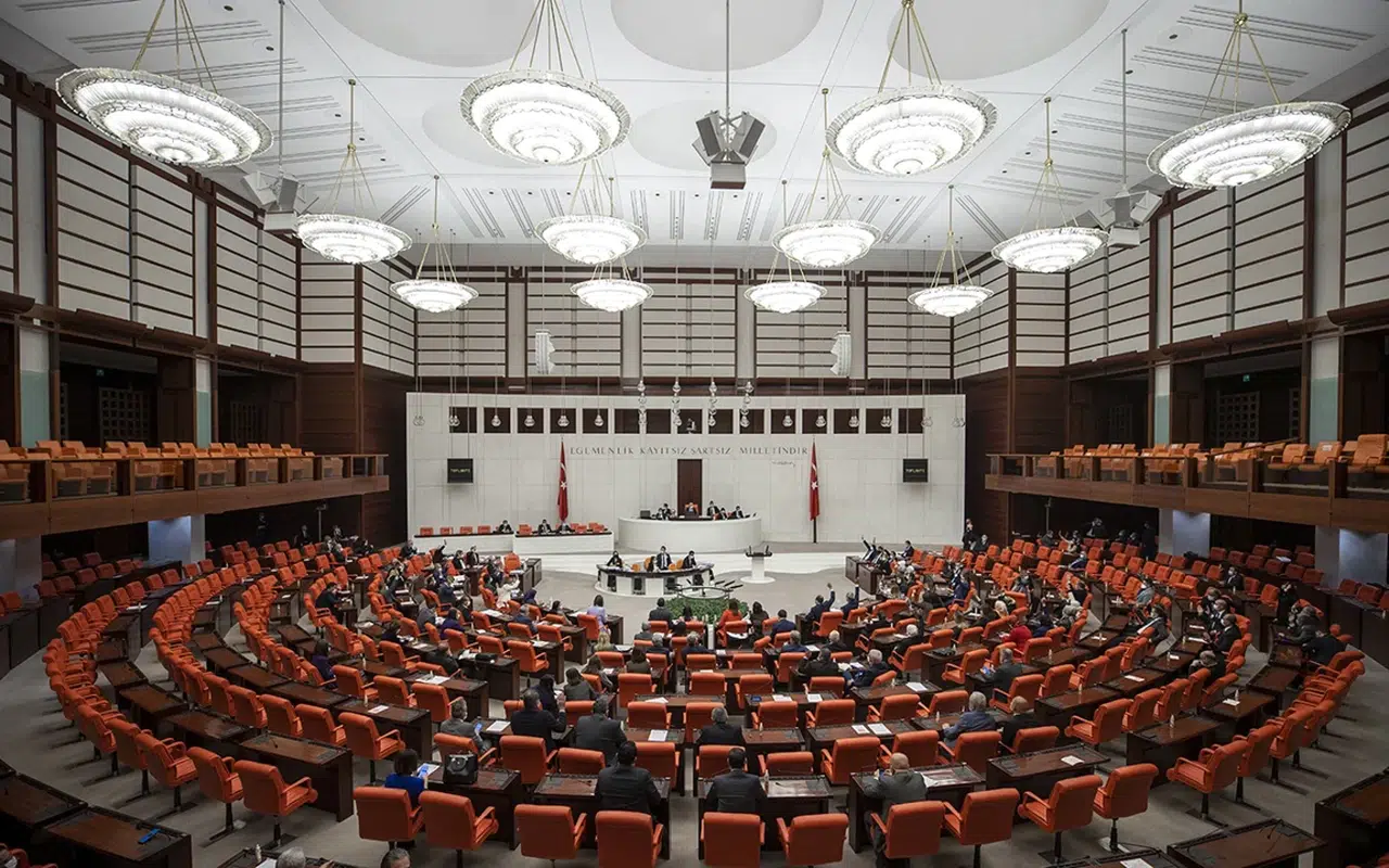 Milyonları ilgilendiren düzenleme Meclis'te! Yıllık izin süreleri uzuyor