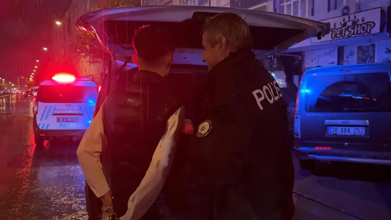 Sokakta Pompalı Tüfekle Gezen 4 Çocuk Polisten Kaçamadı!