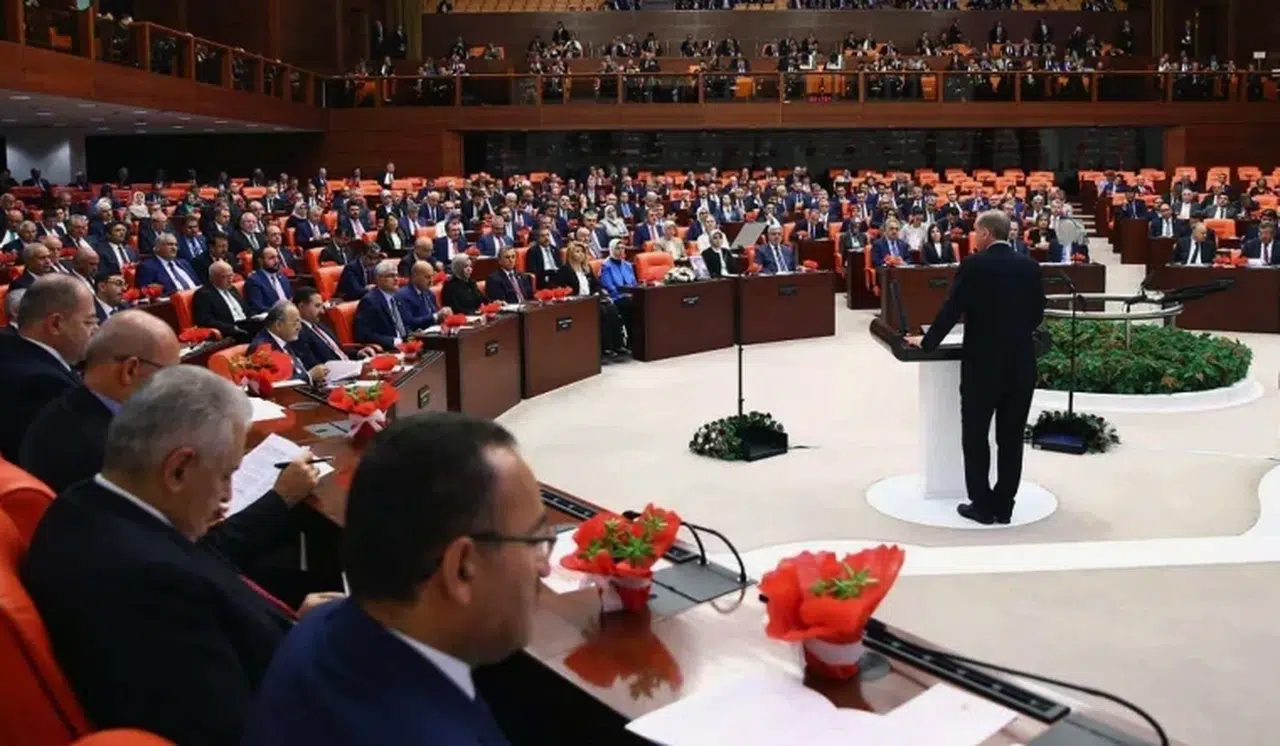 AK Parti'ye geçenlerle Meclis'te durum değişti! Partilerin vekil sayılarına bakın