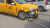 Bursa’da Ticari Taksi ile Otomobil Kazasında 2 Kişi Yaralandı