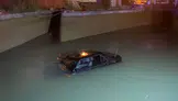 Kanaldaki otomobili çıkarmak için vincin üzerine bağlandı