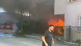 Antalya'da Korkutan Yangın! Ev ve Depo Alevlere Teslim Oldu