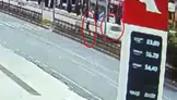 Yolun Ortasında Üzerine Araç Geldi! Son Anda Kurtuldu