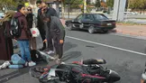 Otomobille çarpışan motosiklet sürücüsü havaya savruldu