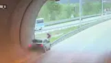 Trafik Levhasına ve Bariyerlere Çarpan Araç Hurdaya Döndü