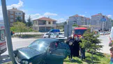 Sungurlu’da Feci Kavşak Kazası: Otomobil Refüje Savruldu