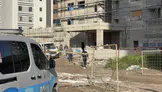 Yük asansöründeki mermer işçinin başına düştü