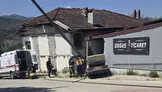Kontrolden Çıkan Otomobil Depo Duvarına Çarptı