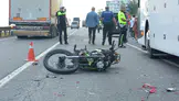 Arızalı otobüse çarpan motosikletli hayatını kaybetti