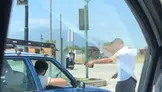 Seyir Halinde Alkol Alıp Ayaklarını Çıkardılar! Polisi Görünce...