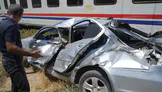 Muş'ta Hemzemin Geçitte Dehşet! Tren Otomobili Biçti: 3 Yaralı...