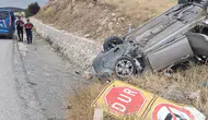Afyonkarahisar Bayat’ta Trafik Kazası: Refüje Devrilen Otomobilde 2 Yaralı