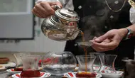 Türkiye'nin milli içeceği çay sağlıklı mı? Yeniden ısıtıp içenler dikkat!