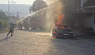 Park Halindeki Otomobil Yandı, Alevler 2 Katlı Binaya Ulaştı