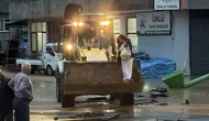 Sakarya Karasu'da Şiddetli Sel: Ulaşım Kepçelerle Sağlanıyor
