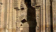 Divriği Ulu Cami’de Hayran Bırakan Görüntü! Namaz Kılan İnsan Silüeti İçin Akın Ediyorlar
