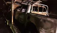 Sıfır araç taşıyan tırda yangın! 4 pikap kullanılamaz hale geldi
