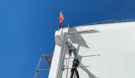 Ters Dönen Bayrağı Görünce 10 Metre Yükseğe Çıktı!