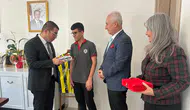 Yere Düşen Bayrağı Öpüp Başına Koyan Gence Anlamlı Ödül