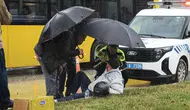 Yağmurda Düşen Motosikletliye Polisin Şemsiyesi Siper Oldu