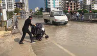 Mersin'de Sağanak Alarmı! Yollar Göle Döndü, Rögarlar Taştı