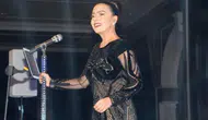 Ebru Gündeş, 27 Yıl Sonra “Dön Ne Olur” Şarkısını Yeniden Söyledi