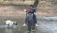 6 Yıldır Köprü Yok! Bir Babanın Omuzları Evladına Yol Oldu!