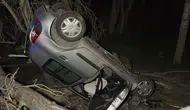 Şarkışla’da Otomobil Ağaca Çarpıp Devrildi