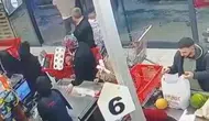 "Bir bakar mısın" diyerek çağırıp kafa attı