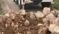 Kangal’da Köprü Kenarında Güvenlik İçin Dolgu Çalışması Yapıldı