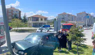 Sungurlu’da Feci Kavşak Kazası: Otomobil Refüje Savruldu