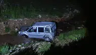 Hafif ticari araç dereye uçtu