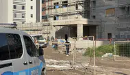 Yük asansöründeki mermer işçinin başına düştü