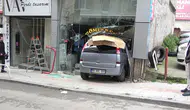 Otomobil Önce Dubaya Çarptı, Dükkan Girdi