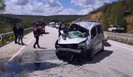 Sivas Sınırında Korkutan Kaza: Bariyerlere Çarpan Araçta 6 Kişi Yaralandı