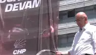 CHP Genel Merkezi’nde tahliye krizi sürüyor: Mahmut Tanal elinde hortumla çatıya çıktı