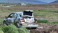 Kaygan yolda kontrolden çıkan otomobil takla attı