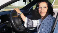 Sivas’ta 56 yaşındaki kadın, annesinin mezarını ziyaret edebilmek için ehliyet aldı, sevincini Kafkas dansıyla kutladı