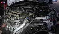 Bankette duran otomobile çarpan araç hurdaya döndü