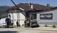 Kontrolden Çıkan Otomobil Depo Duvarına Çarptı
