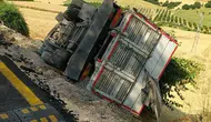 Beşikli Köyü Yakınlarında Korkutan Kaza! Tonlarcası Araziye Saçıldı, Çiftçinin Emeği Ziyan Oldu!
