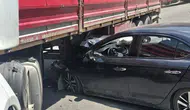 Feci Kazada Mucize Kurtuluş! Tırın Altına Giren Otomobil Demir Yığınına Döndü