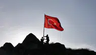 Sivas'ta Hevük Kalesi'nin Zirvesinde Şanlı Bayrağımız Yenilendi