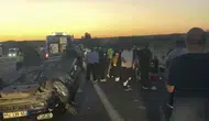 Lastiği patlayan otomobil bariyerlere çarparak takla attı