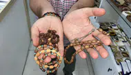 Sivas'ta Zeytin Çekirdekleri Takıya Dönüşüyor! 100 Çekirdek Getirene El Emeği Bileklik Hediye