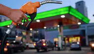 Akaryakıtta ibre terse döndü: Pompa fiyatlarına bu gece yarısından itibaren indirim...