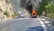 Karabel Yayla Yolu'nda Dehşet Anları! Alev Alev Yanan Araç Yolu Kilitledi